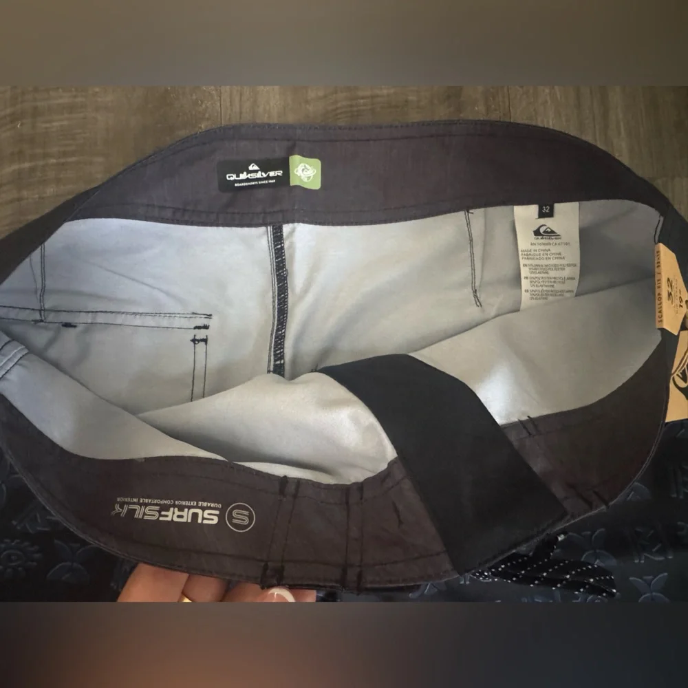 Quiksilver SurfSilk Men's Black & Navy Patterned Board Shorts size 32